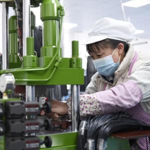 甘肅康樂 鄉村就業工廠節后開工忙 鞋帽服裝產業紅火